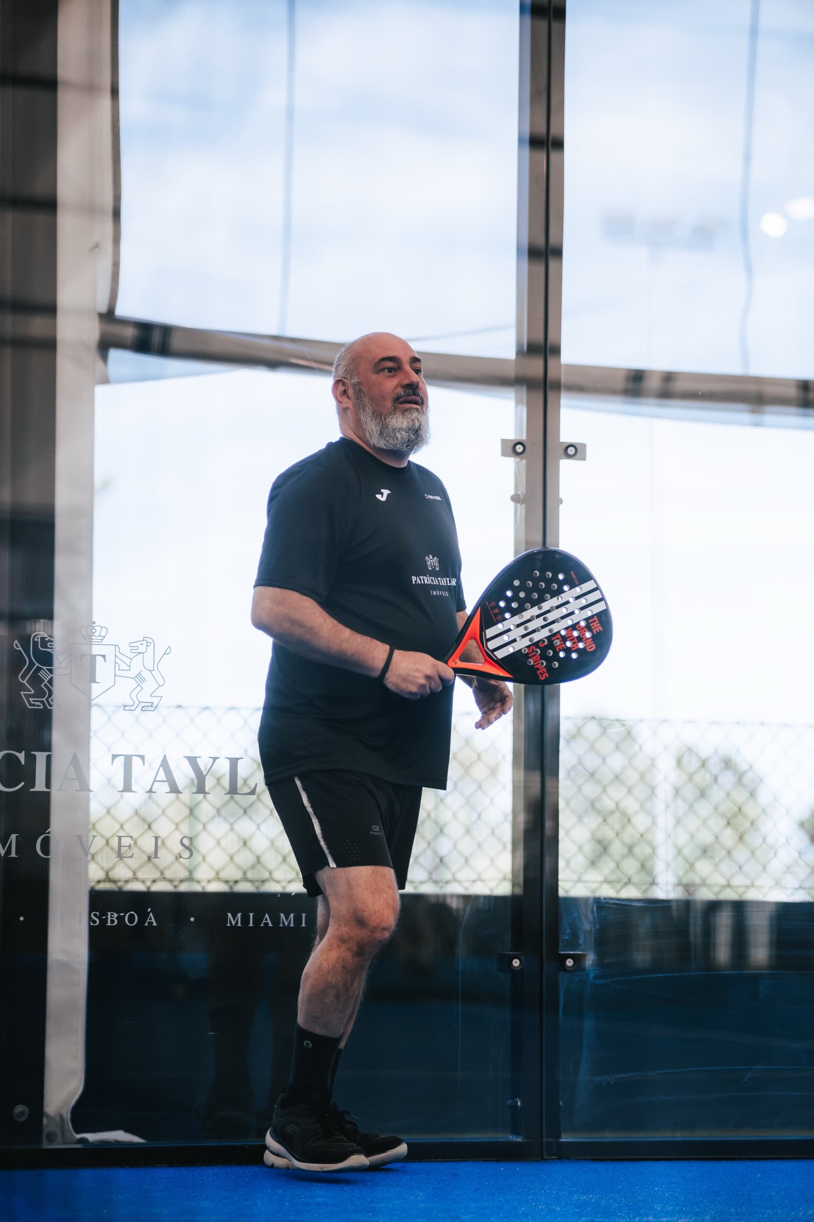 Jogador do Peru Padel pronto em court