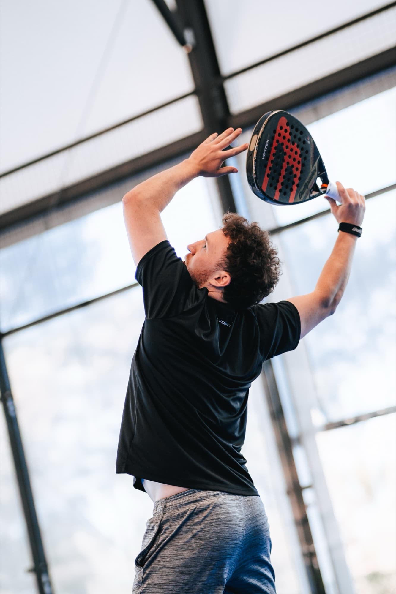 Jogador do Peru Padel prepara um remate