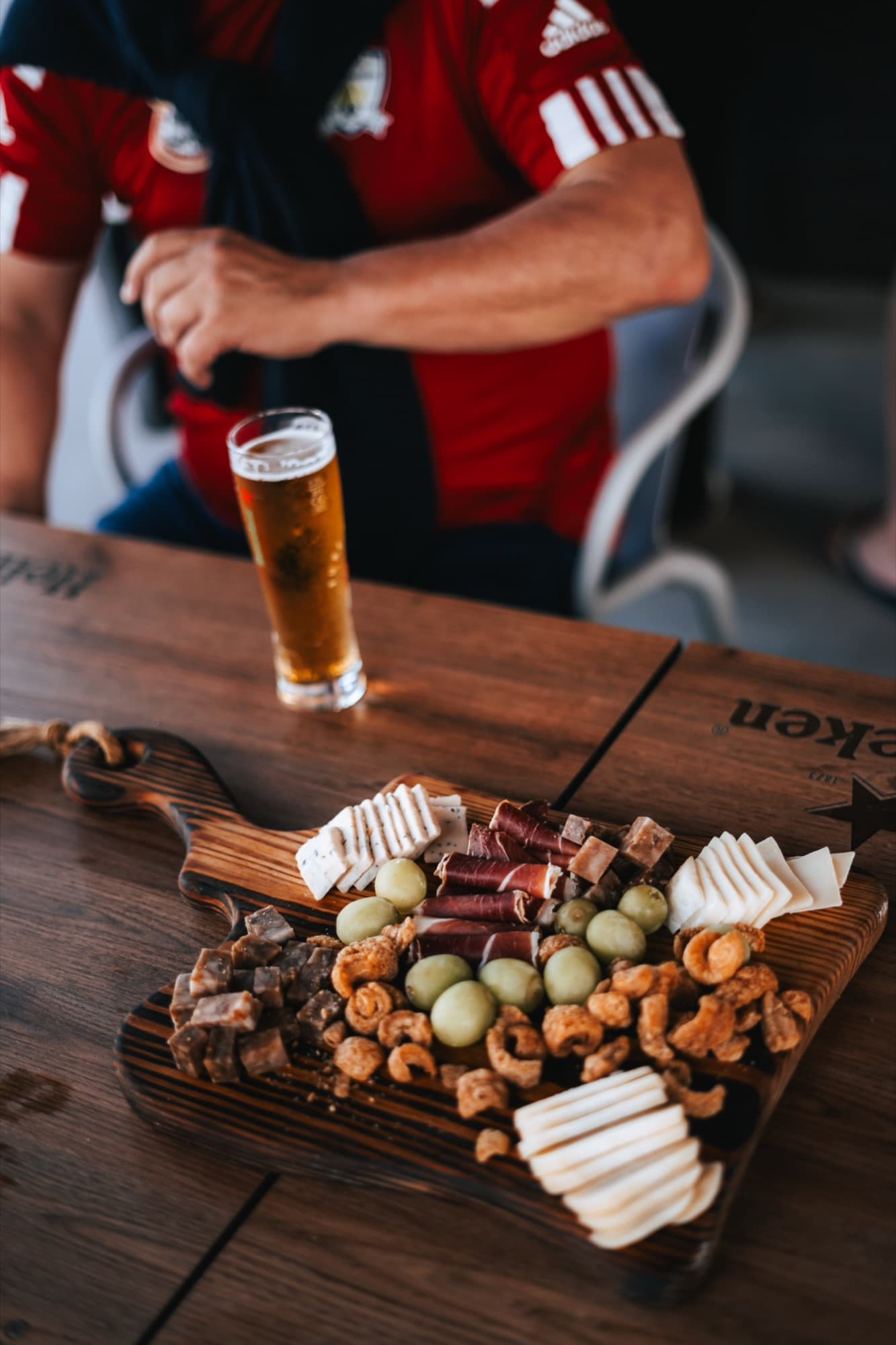 Beer and shared food at the Peru Padel bar
